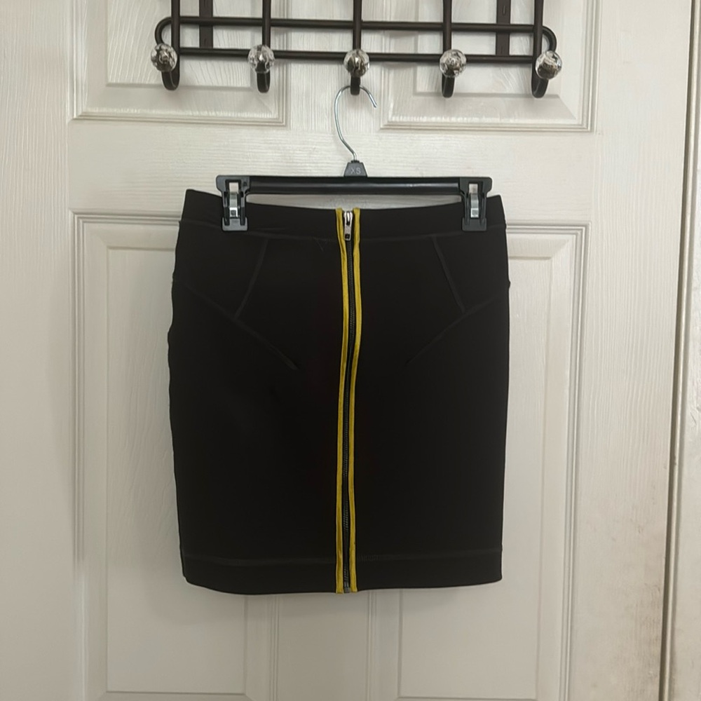 French Connection Size 6 Nylon skirt, zipper along the back